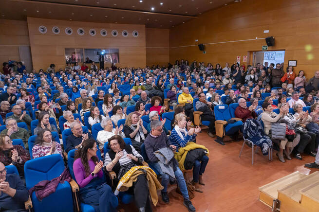 El encuentro "Desmemoria del Franquismo" desborda el aforo del IES Maestro Juan de Ávila con un éxito rotundo de convocatoria