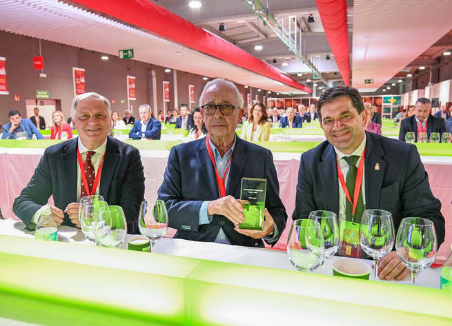 Félix Solís recibe el Magister FENAVIN por su impacto histórico en el sector vitivinícola y el desarrollo de Ciudad Real