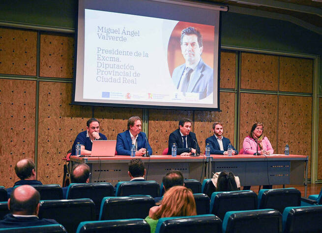 La Diputación forma a casi 500 auxiliares de ayuda a domicilio para mejorar la atención a mayores en pueblos rurales