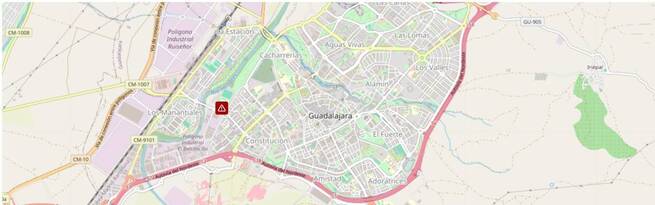 Fallece un motorista tras quedar atrapado bajo un turismo en una calle de Guadalajara