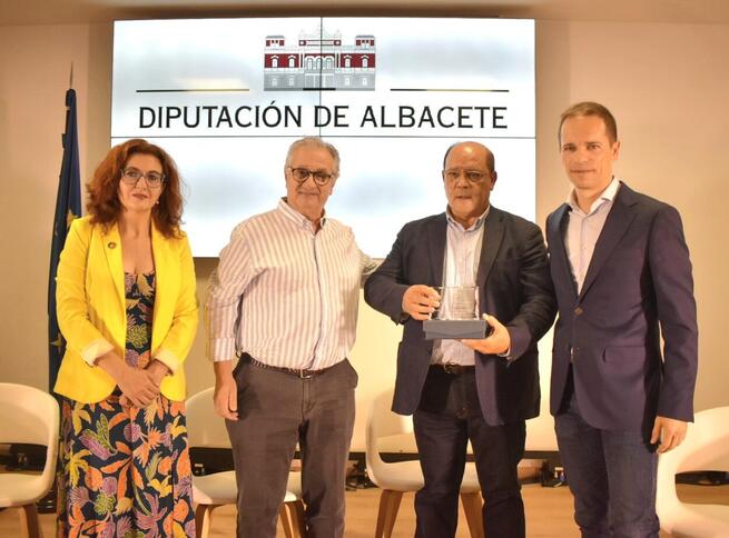 El stand de la Diputación acoge la entrega del Premio Altozano al Parque Científico y Tecnológico de Castilla-La Mancha