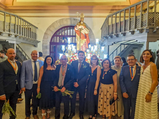 El presidente de la Diputación de Ciudad Real acompaña al pueblo de Fernán Caballero en la procesión de la Octava de San Agustín y reitera su apoyo a la alcaldesa