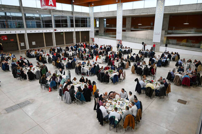 Valverde destaca en la comida navideña el papel esencial de los trabajadores de la Diputación como motor de servicio público para la provincia