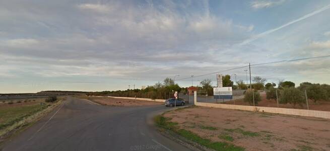 Un incendio en la planta de residuos de Alcázar de San Juan genera una columna de humo visible