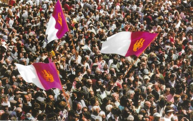 Multitud de castellanomanchegos con presencia de banderas de la Comunidad. Foto: Memoria y Realidad. Castilla-La Mancha