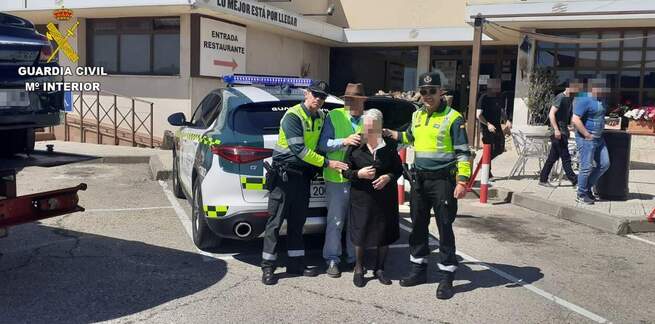 La Guardia Civil auxilia a una mujer nonagenaria que sufrió un golpe de calor en el interior de un vehículo averiado en la autovía A-4