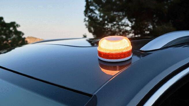 La OCU advierte que muchas balizas V16 adquiridas antes del verano pueden no estar homologadas