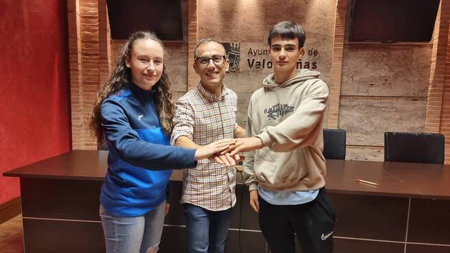 18 deportistas de Valdepeñas reciben becas por sus méritos deportivos, con una dotación total de 15.000 euros