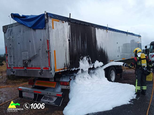 Los bomberos de Almadén intervienen en un incendio de un vehículo transportador de abono
