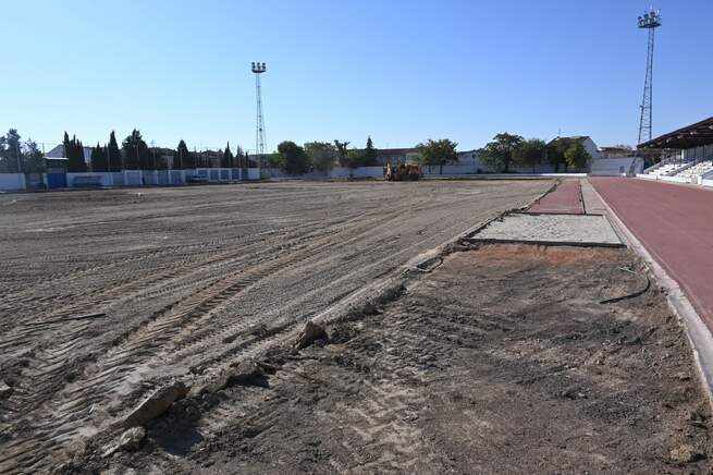 En marcha las obras de renovación del histórico campo de fútbol de La Molineta de Valdepeñas