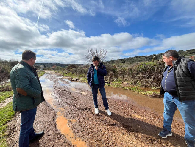 Carlos Villajos recorre Horcajo de los Montes para evaluar los destrozos de las borrascas en caminos e infraestructuras