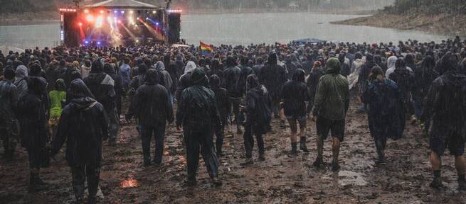 La rave ilegal del Cenajo inicia su desalojo con 1.200 personas aún resistiendo bajo la lluvia