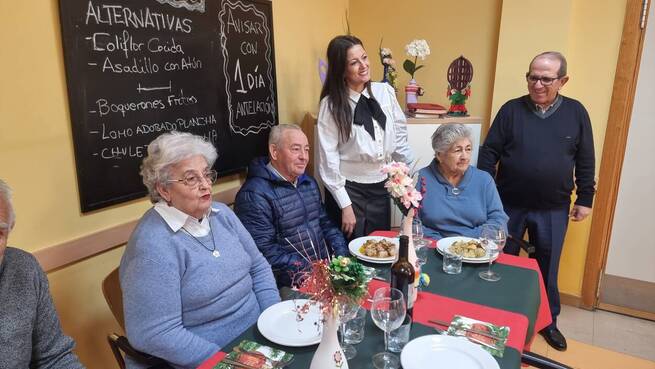 El comedor social de Valdepeñas ofrece compañía y menús asequibles a mayores
