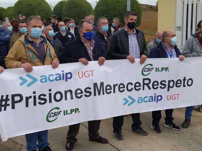 Los trabajadores de prisiones se concentran en las puertas de los seis centros penitenciarios de la región para denunciar la falta de seguridad