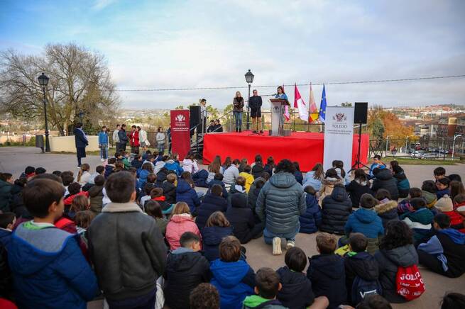 Más de 300 niños toledanos participan en una lectura colectiva de la Constitución en las escaleras de Recaredo