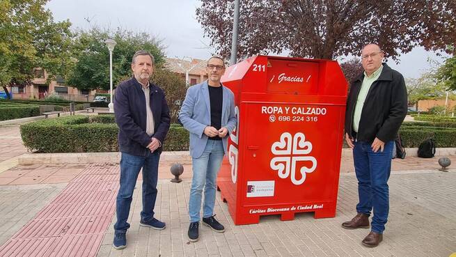 Valdepeñas instala 27 nuevos contenedores inteligentes para ropa usada con sensores de llenado