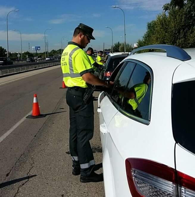 La DGT comunica que no llevar mascarilla en los vehículos, quitársela o demás acciones no es sancionable