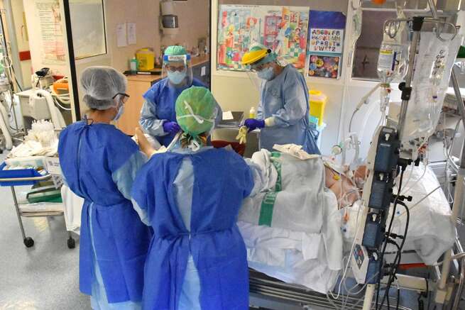 Continúa descendiendo el número de casos y pacientes hospitalizados por Covid-19 en Castilla-La Mancha con 1.597 nuevos positivos, y 352 ingresados en cama convencional y 41 en UCI