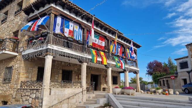 Almonacid de Zorita despliega las banderas de Hispanoamérica en su Ayuntamiento para celebrar el Día de la Hispanidad