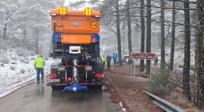 La Diputación de Albacete intensifica el operativo de carreteras ante el temporal de nieve