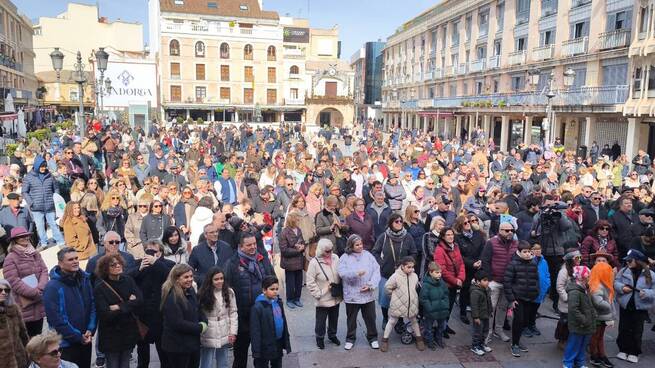 'El Dinosaurio' conquista el Concurso Local de Comparsas con una fantasía donde "la muerte se viste de fiesta"