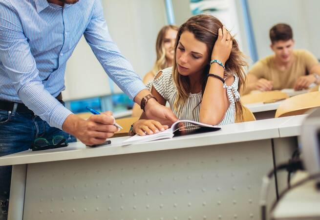 La mitad de los docentes españoles sufre violencia en las aulas y denuncia falta de respaldo institucional, según un estudio de CSIF