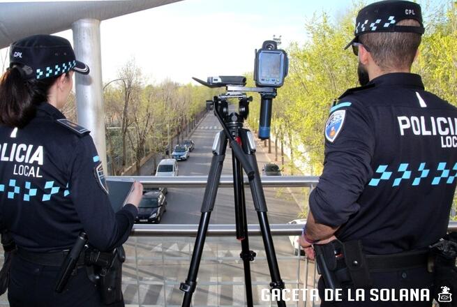 La Policía Local de La Solana estrena su nuevo radar: “Es cómodo, rápido y efectivo”