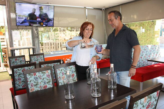 Entreparques inicia en Poblete el reparto de 4.000 botellas reutilizables para hostelería dentro de un proyecto regional de sostenibilidad