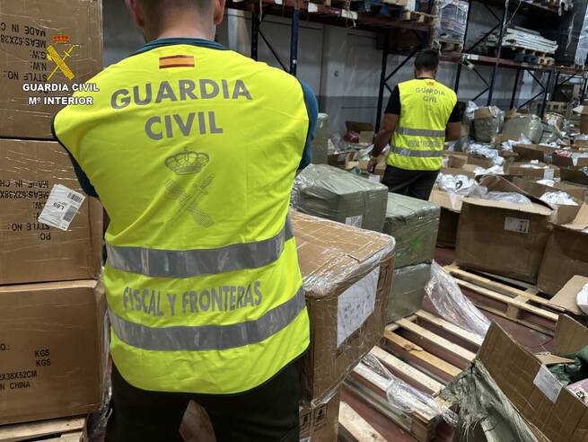 La Guardia Civil interviene más de 73.900 prendas falsificadas valoradas en 1,4 millones de euros en una nave industrial de Toledo