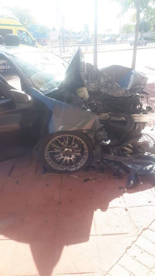 Dos heridos tras la colisión de un vehículo contra un poste en Tarancón (Cuenca)