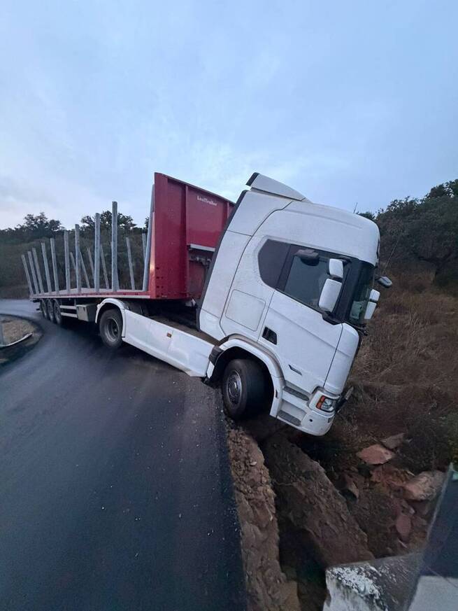 Un camión se sale de la vía y obliga a cortar 16 kilómetros de carretera en Anchuras (Ciudad Real)
