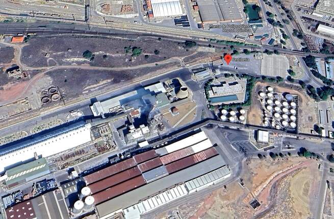 Un trabajador de 42 años sufre quemaduras graves al caerle nitrato a alta temperatura en un complejo industrial de Puertollano