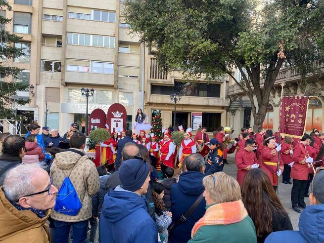 Los Carteros Reales reciben las últimas cartas de los niños y niñas de Albacete para hacérselas llegar a los Reyes Magos a través del buzón real instalado en el Altozano