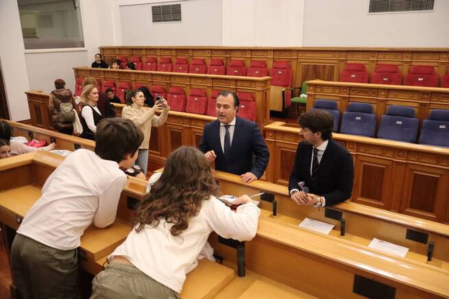 VOX denuncia que 58.000 niños sufren pobreza severa en la región y acusa al PSOE de "castigar a las familias con nuevos impuestos"