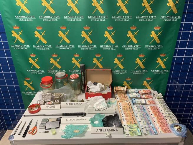 Un incendio en Tomelloso descubre un importante alijo de drogas y 25.000 euros en efectivo