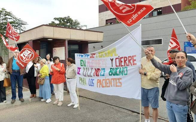 Trabajadores de la unidad psiquiátrica de Guadalajara se concentran contra el cierre mientras trasladan a la mitad de los pacientes