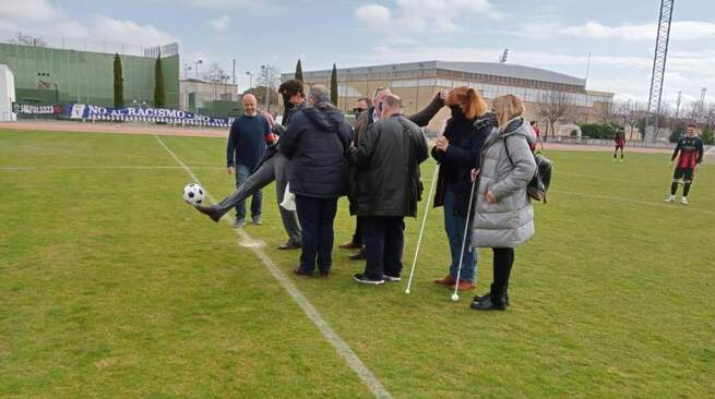 El presidente del Club Deportivo Manchego realiza el saque de honor a ciegas en el partido contra el Azuqueca