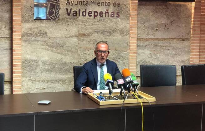 Valdepeñas destina 500.000 euros a reformar el aparcamiento de Plaza Constitución mientras ecologistas denuncian una nueva plaza "contraria a la renaturalización"