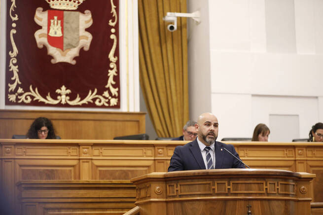 PSOE regional defiende gestión en incendios y presupuestos ante críticas de PP y Vox en el pleno de las Cortes