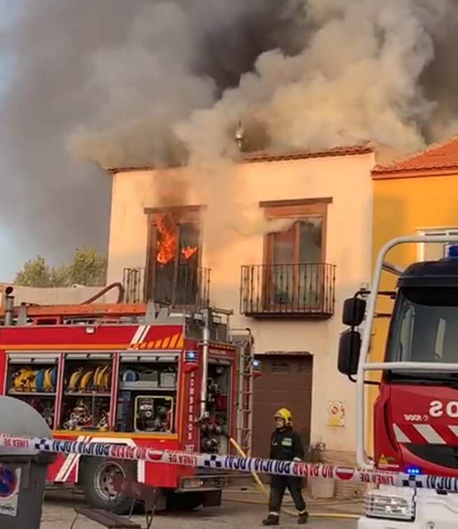 Una vivienda de Alcázar queda totalmente calcinada tras un incendio sin causar heridos