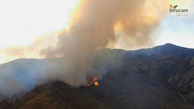 El incendio de Peñalba de la Sierra mantiene activos 12 medios y 45 efectivos tras retirarse los aéreos