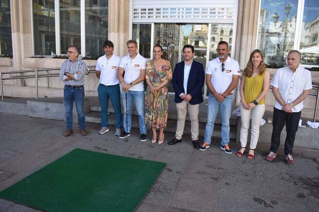 Golpeo de bola simbólico en la Plaza Mayor por el próximo Campeonato de España de golf en Ciudad Real