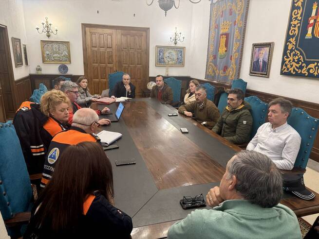 El alcalde de Talavera anuncia la continuidad de las labores de limpieza para retirar el lodo de las calles inundadas