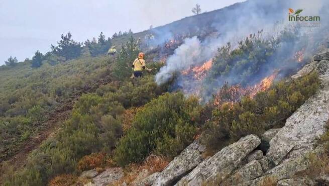 Siete medios aéreos continúan trabajando en el incendio de Peñalba de la Sierra ymantiene cortadas varias vías