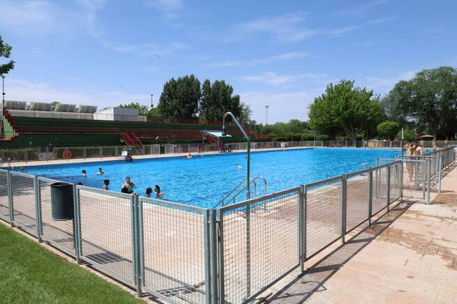 Alcázar de San Juan inicia temporada de piscina con mejoras en accesibilidad y pagos digitales