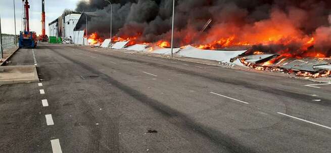 Se incendia una nave de DHL en Seseña Nuevo causando una gran nube de humo