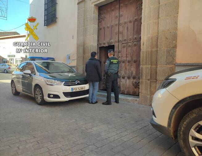 La Guardia Civil ha detenido a una joven pareja como presunta autora de un robo con fuerza en la iglesia de Escalona