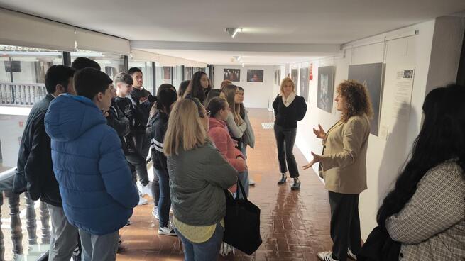 Una muestra fotográfica enlaza en Ciudad Real los cuentos tradicionales con problemáticas actuales