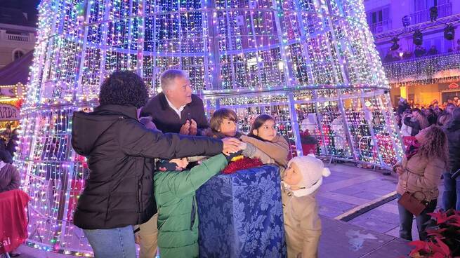 La magia navideña ilumina Ciudad Real con el encendido protagonizado por los niños de AFANION