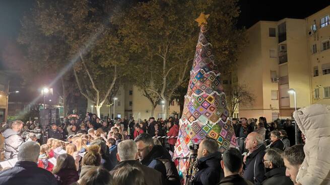 El barrio de Los Ángeles de Ciudad Real ilumina la Navidad con un árbol de más de 3.000 piezas de ganchillo